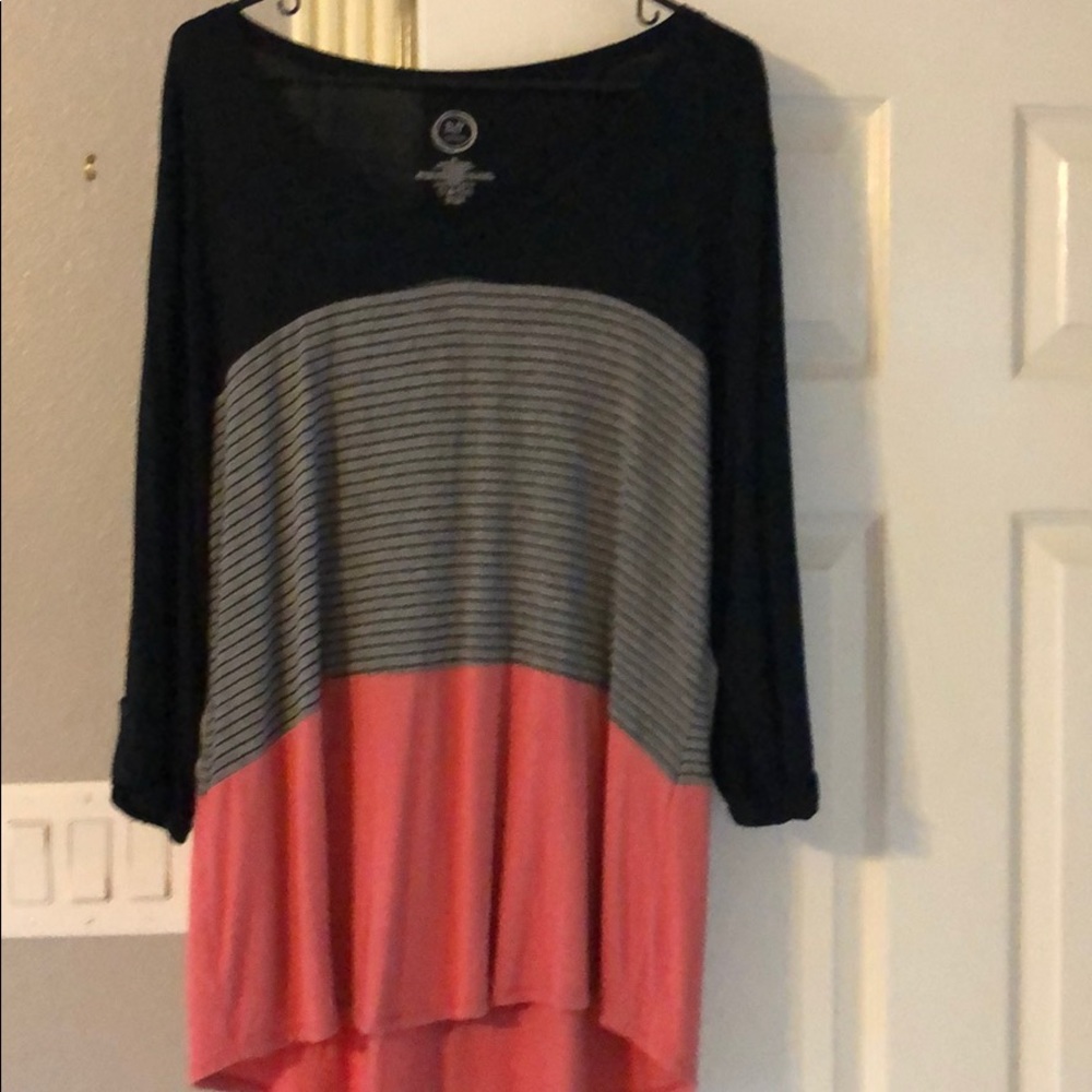 Color blocked 3/4 tab sleeve top